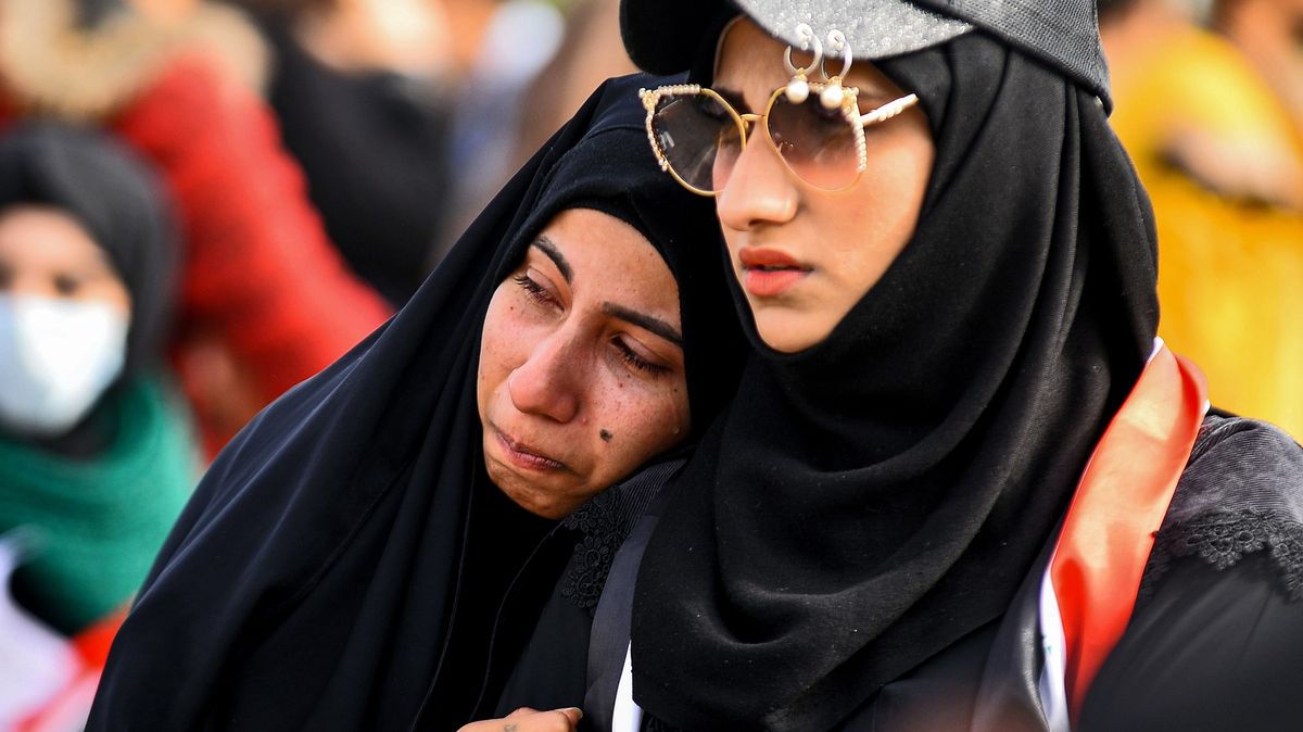 Iráčané se vysmáli Sadrovi. Klerik žádal oddělení pohlaví při protestech